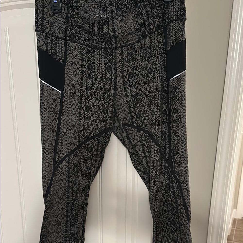 Athleta Black and Gray Patterned Leggings prisma stride Capri